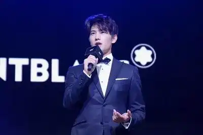 杨洋穿宝蓝色西服出席活动,气质沉稳又不失时.