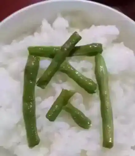 ▼偶尔吃点米饭盖饭.▼宽裕的时候多加几个菜~▼有时候是五颜六色的.