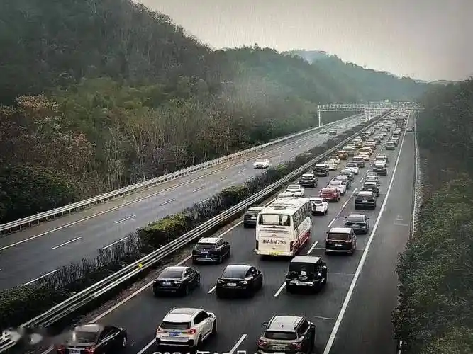 浙江多个高速进口已关闭!_方向__车