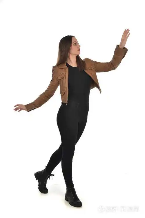 穿着棕色皮夹克的黑发女孩的全长肖像在白色背景上站立姿势