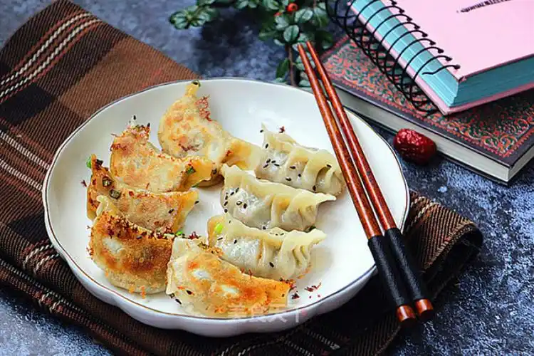 芹菜鲜肉煎饺