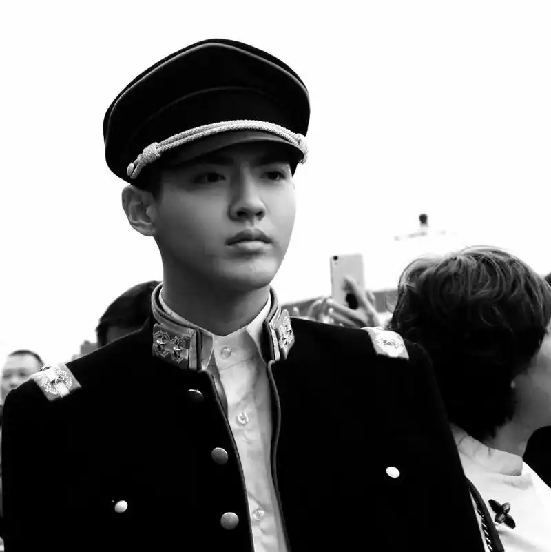 吴亦凡军装出巡遭调侃:整条街都是你的