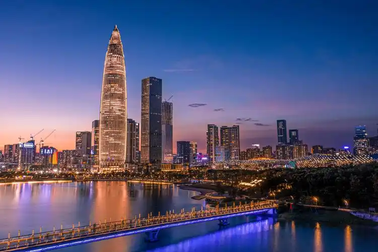 夕阳下的深圳湾人才公园