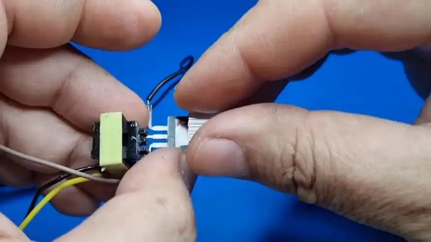 旧手机充电器改逆变器3.7v变220v