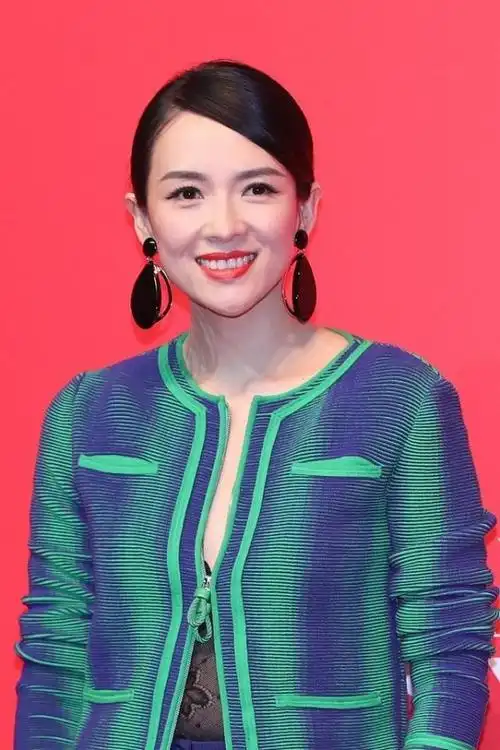 章子怡的衣品好特别,穿外套拉链也不好好拉,小香风都穿出帅气感