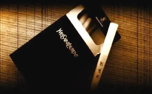 朋友们请帮我找一下图片,黑色的烟盒上面是英文字母,烟上写的我爱你