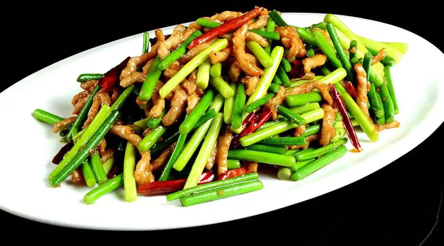 蒜薹炒肉丝,吃起来咸鲜香辣,味道浓厚,非常下饭