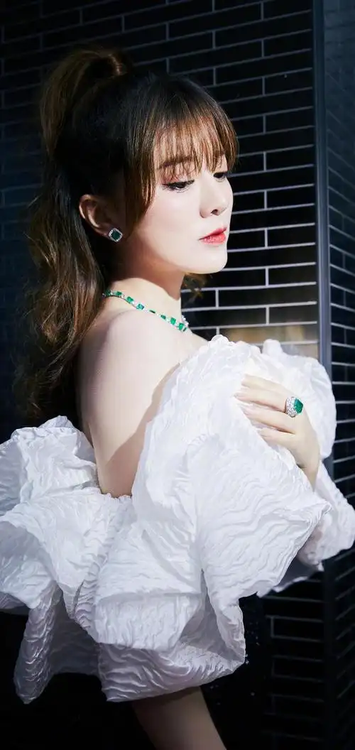 藏族歌手阿兰最新高清美图