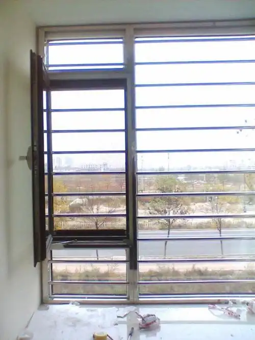 我家的安居时尚可开启内置不锈钢防盗窗!