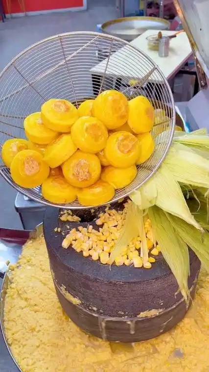 大姐摆摊卖石磨黄金玉米饼,一个月收入3万多,大姐一个人是怎么做到的?