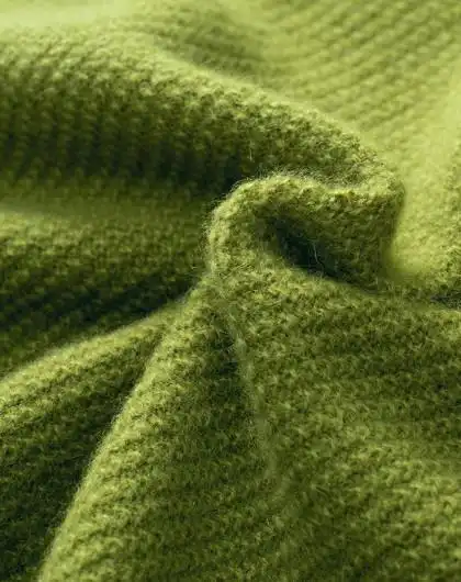 橄榄色v圆领针法绞花羊绒女套衫