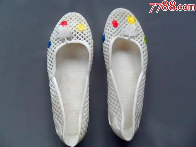 天津红叶牌女孩纯塑料凉鞋未使用