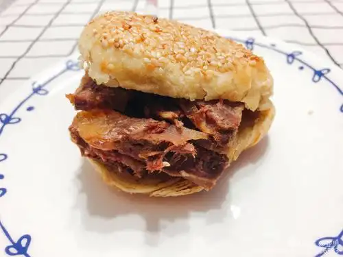 椒盐烧饼里夹了足足的酱牛肉,烧饼用烤箱烤至外皮酥脆,咬一口超满足.
