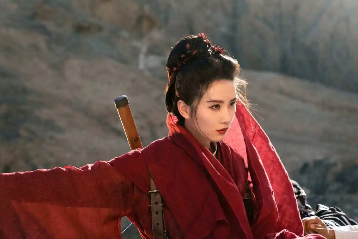 刘诗诗古装侠女造型亮相 红衣长袍 手握长剑 眼神冷冽酷飒有型