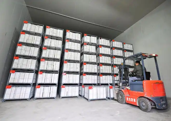 10月27日,在陕西延安市安塞区高桥镇南沟村,工作人员在冷库搬运苹果.