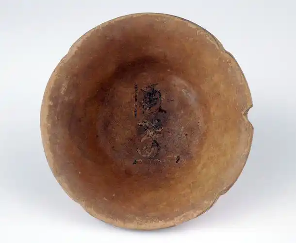 p data-id="tam5u6qwtfai">唐青釉褐彩"酒盏"题记碗是唐代陶瓷类文物