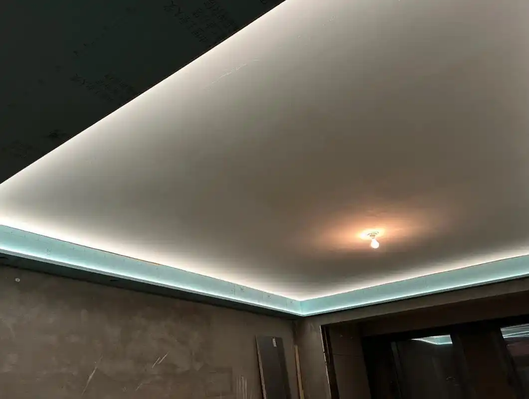 吊顶完工啦,双眼皮 线型灯简单实用百看不厌 0915客厅保留层高