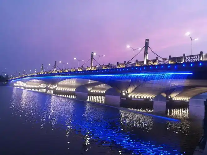 东关大桥漂亮的灯光秀
