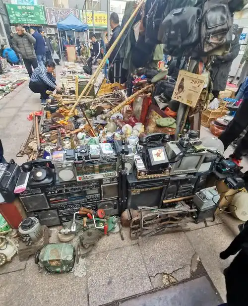 礼拜天逛美食街古玩市场,七八十年代的录音机你猜多少钱