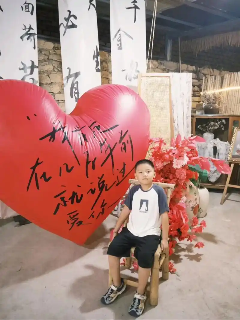 书包在椅子上我要拿走,提书包的一霎我突然好难受,才上一年级的小学生