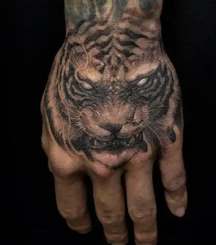 霸气男生写实风手背纹身图片5