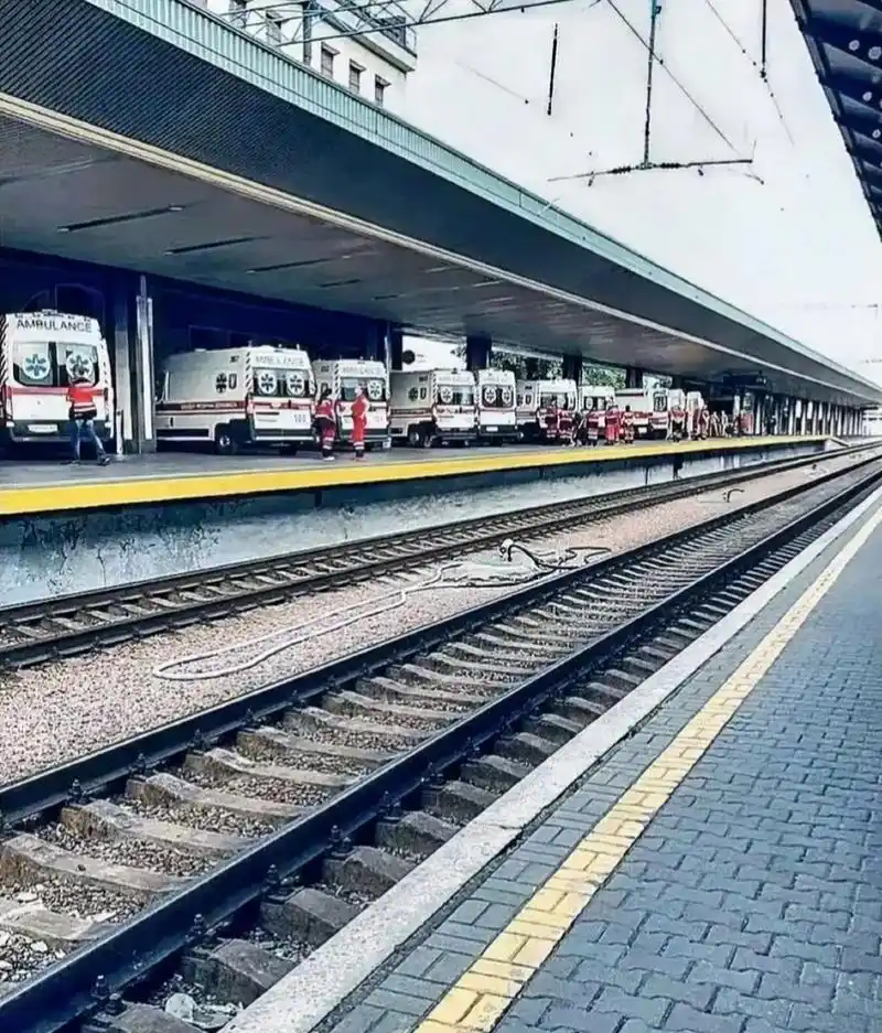 乌克兰总统泽连斯基宣布大反攻,在基辅的火车站已经"严阵以待",停满了