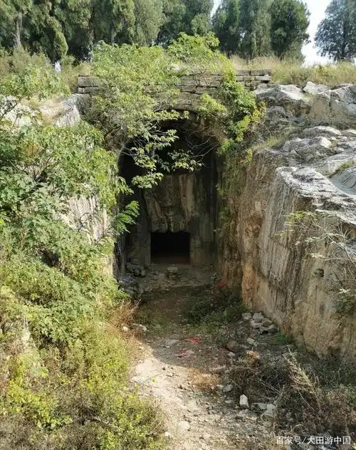 徐州春秋时期野墓:司马桓魋之墓,墓室里面铺满红地毯,做什么用