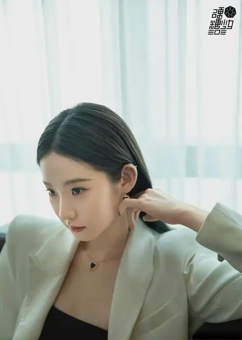 张艺凡身着白色极简西装内搭皮裙,气场满分,墨镜点缀增添飒气__财经