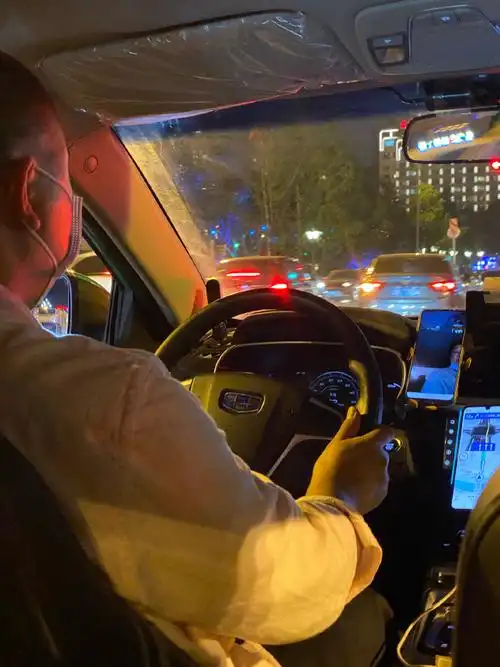 成都出租车司机间的友情,视频挂着也不讲话.