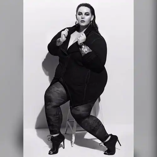 泰斯·霍丽迪: 一个美的不同寻常的胖女孩|美的|泰斯|霍丽迪_新浪新闻