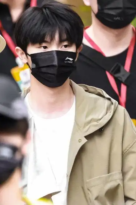 马嘉祺今日份我的岛录制路透,顺毛乖乖模样发型连帽外套穿搭,完美理想