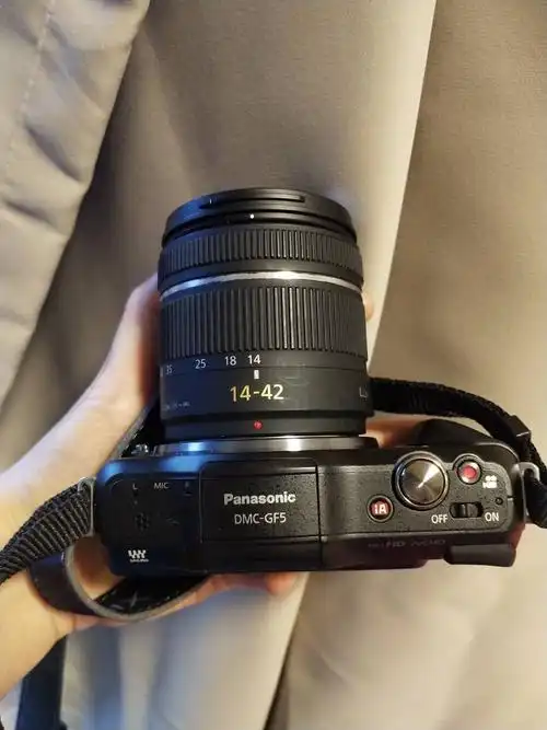 请问松下微单gf5在光线不足的地方(尤其是晚上)快门就按不了,,请问