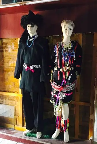 男女模特的穿着,展示了珞巴民族的节日盛装.