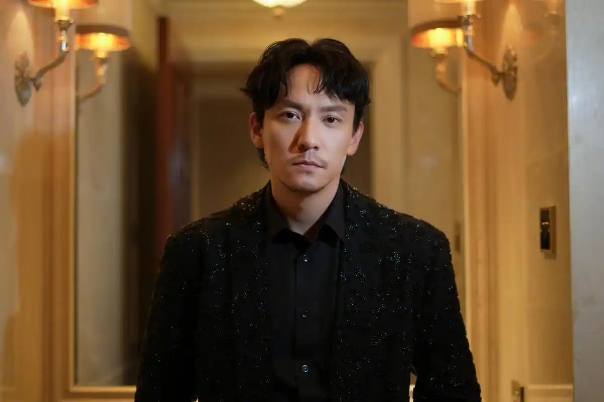 张震暗夜光影氛围感大片# 今日張震 出席品牌活动,黑色西装造型含蓄