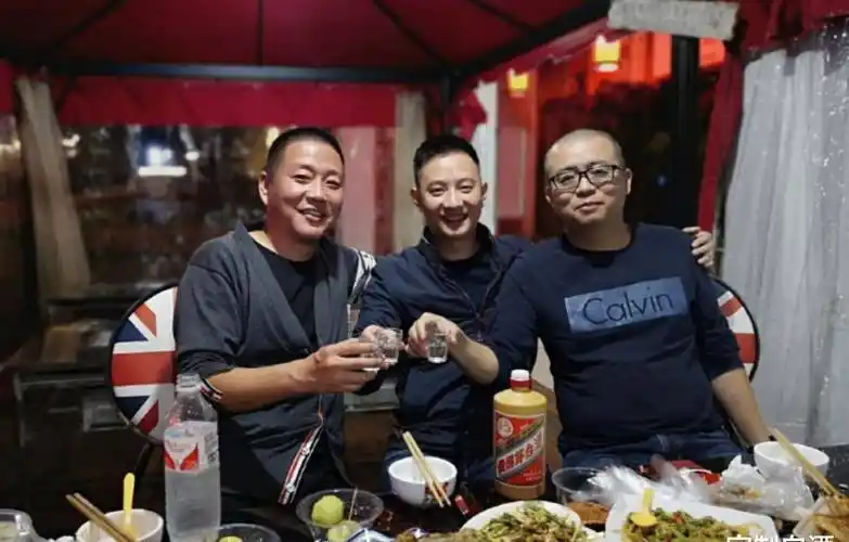 一群70后聚餐,酒桌上晒出白酒,快速走红朋友圈,网友:直接点赞_酿造