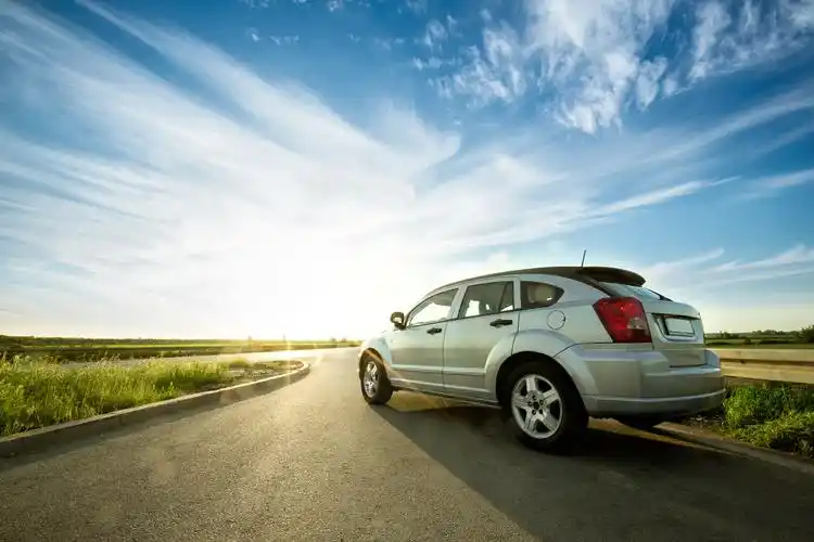 高清图片 汽车图片 公路上行驶轿车高清图片下载                 本