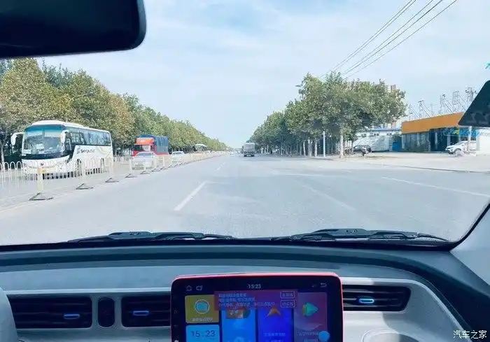 坐在车上看外面一点也不狭窄,视野开阔.