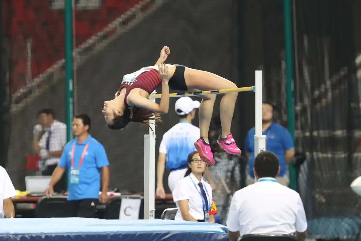 跳高打破世界青年纪录上海教练培养冠军姐妹花