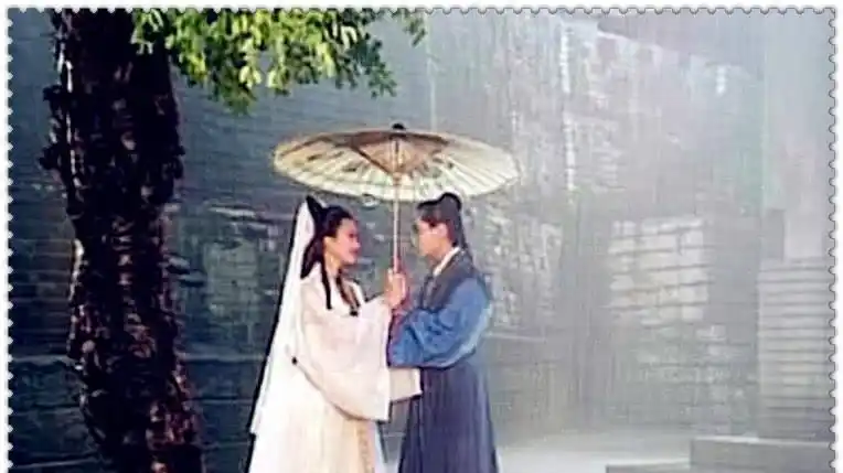 同样给"白素贞"打伞,新版vs老版,鞠婧祎心里苦:许仙你变了