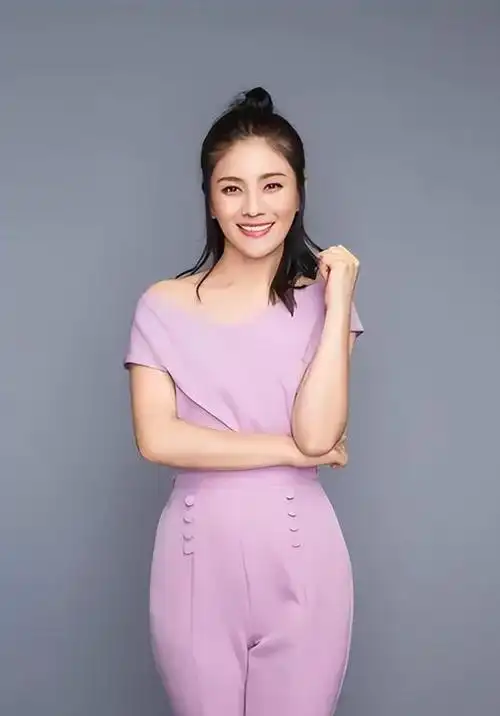 为沙溢三年生二子放弃前程,胡可当众痛哭婚姻现状:结婚后悔了