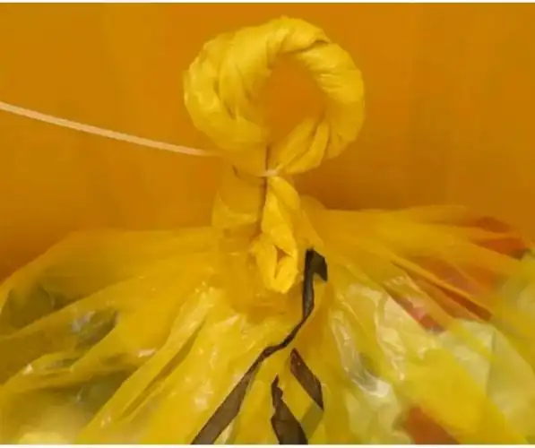 步骤六:封扎后的医疗废物袋——"鹅颈结".