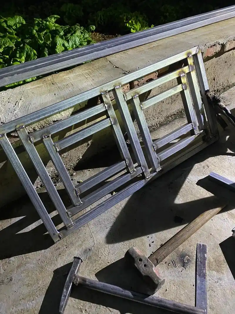 给小家伙焊个秋千椅#手艺人 #铁艺 #自制秋千 #制作过程  - 抖音