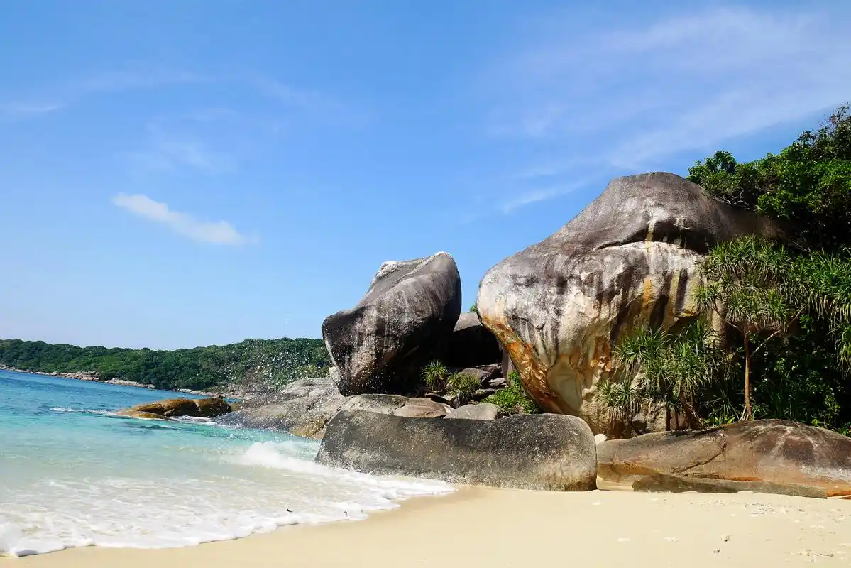 大小洞天风景区坐落于海南省三亚市区以西40公里的南山山麓,占地面积