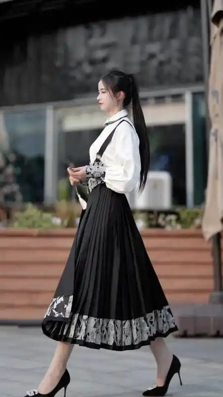 黑白马面裙真的太飒了,搭配高跟鞋,又时尚又有气场-度小视