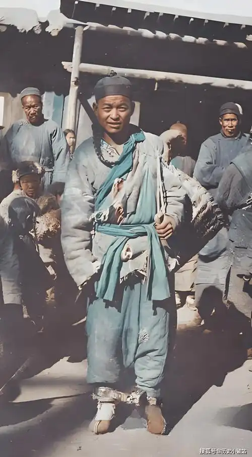 清末彩色老照片:八旗弓箭兵,清廷新式军队,罂粟田里表情复杂男子