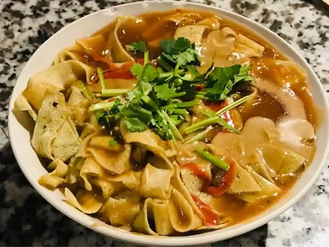 津味锅巴菜(俗称嘎巴菜)是天津独有的地方风味汉族传统小吃,由山东