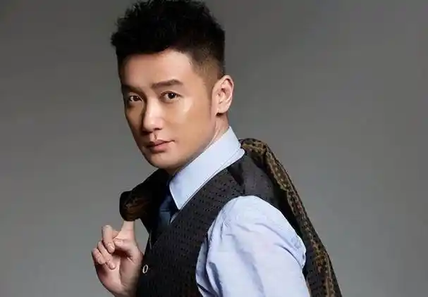 根据巩峥家人所述,巩峥从小就展现出超凡的逻辑思维能力,且口才了得.