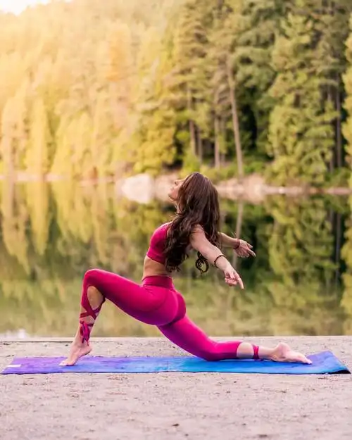 图片人体与美景的和谐加上高难度的瑜伽体式每一张都像是经典练习瑜伽