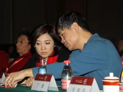 图文许戈辉丁健夫妇窃窃私语