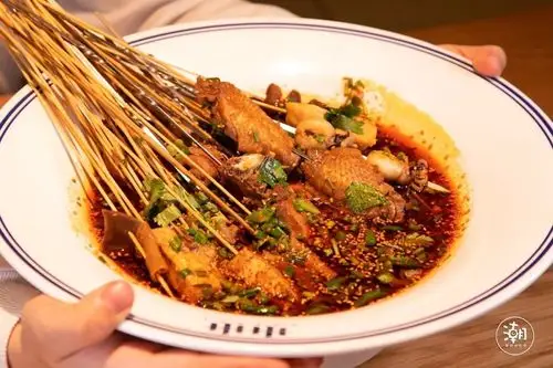 他们家的80°红油热串串和37°的冷锅串串,一种串串,两种做法,卅卅